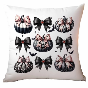 Detalle de funda de cojín de Halloween con calabazas rosas y lazos negros sobre fondo blanco