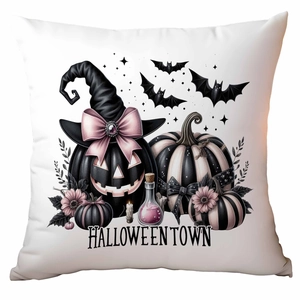Detalle de funda de cojín Halloween Town con calabazas negras y lazos rosas sobre blanco
