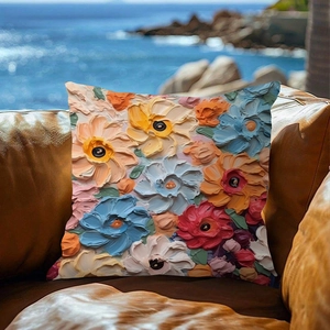 Kissenhülle im Ölgemälde-Stil mit Blumen auf braunem Ledersofa mit Meerblick-Hintergrund