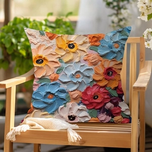 Kissenbezug mit Ölgemälde-Blumenmuster auf einem Holzstuhl im Garten präsentiert