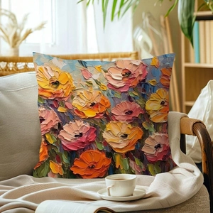 Detailansicht des Kissenbezugs mit Ölgemälde-Blumenmuster und Impasto-Textur auf Sofa