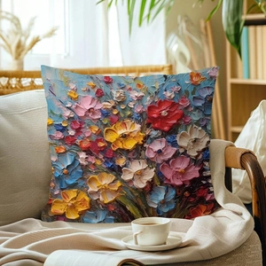 Detail eines Kissenbezugs mit Ölgemälde-Blumenmuster auf einem beigen Sofa im Wohnzimmer