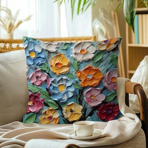 Detailansicht der Kissenhülle im Ölgemälde-Stil mit bunten Blumen auf dem Sofa