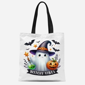 Détail de l'imprimé fantôme mignon et du texte 'WITCHY VIBES' sur tote bag en toile