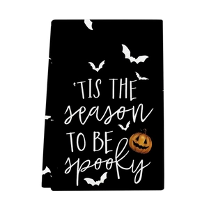 Λεπτομέρεια πετσέτας μικροϊνών Halloween με κείμενο 'TIS THE season TO BE spooky' και κολοκύθα