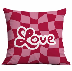 Rosa und rot karierter Kissenbezug mit Love Schriftzug auf einem weißen Hintergrund