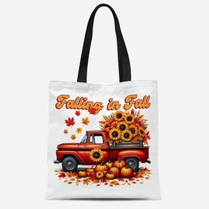 Gros plan sur l'imprimé camion vintage et citrouilles d'un sac cabas en toile blanche