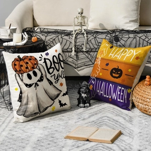Dettaglio delle federe per cuscini di Halloween con gatto fantasma e decorazioni