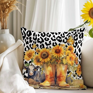 Sonnenblumen-Hochlandrind-Kissenbezug mit Leopardenmuster auf einem beigen Sofa