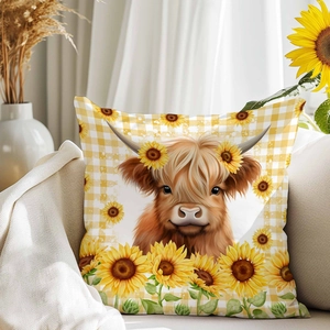 Detailansicht eines Highland-Kuh-Kissenbezugs auf einem Sofa in warmer Wohnumgebung