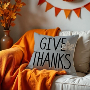 Λεπτομέρεια του φθινοπωρινού μαξιλαριού Give Thanks με φύλλα σφενδάμου σε μπλε λινό
