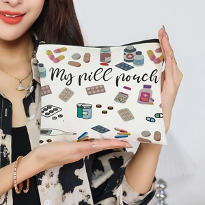 Dettaglio della pochette medica in tela con illustrazioni e testo My Pill Pouch