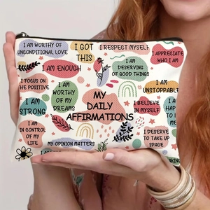 Dettaglio della trousse con motivi floreali e citazioni di affermazioni positive