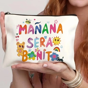 Dettaglio della stampa Mañana Será Bonito su trousse bianca con icone di cartoni animati