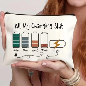 Dettaglio della borsa in tela bianco crema con stampa All My Charging Shit e zip nera