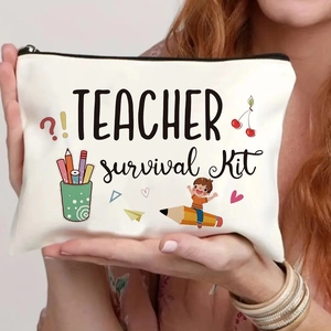 Dettaglio della borsa per cosmetici in tela con stampa TEACHER survival Kit tenuta da modella