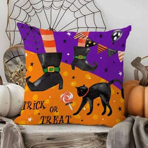 Détail de la housse de coussin Halloween en lin avec jambes de sorcière et chat noir