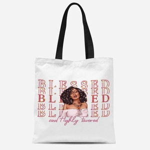 Détail d'un portrait de femme africaine avec texte Blessed sur un sac fourre-tout en toile