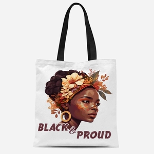 Détail de l'illustration Black & Proud sur sac cabas en toile blanche avec anses noires