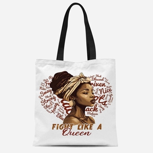 Détail du portrait artistique Black Queen et du slogan sur un sac cabas en toile blanc