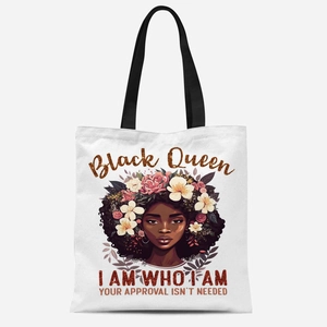 Détail de l'illustration Black Queen sur un sac fourre-tout blanc avec des accents floraux
