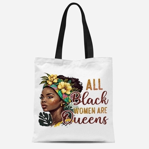 Détail du sac cabas en toile avec imprimé femme africaine et lettrage Queen élégant
