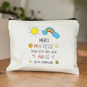 Detailopname van witte canvas make-uptas met Franse tekst voor de lerares