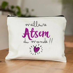 Linnen make-uptasje met Meilleure Atsem du monde print op een houten oppervlak