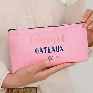 Pochette cosmétique rose en toile avec texte Mamie GÂTEAUX et décorations de cœurs