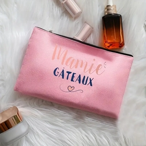 Trousse à maquillage rose en toile Mamie Gâteaux sur peluche blanche avec cosmétiques