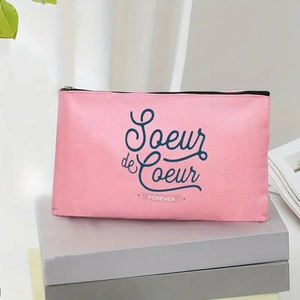 Détail de la trousse de toilette rose en toile avec texte Soeur de Coeur FOREVER
