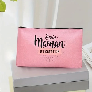 Détail de la trousse de maquillage en toile rose avec texte Belle Maman D'EXCEPTION