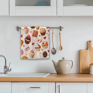 Detailaufnahme saugfähiger Küchenhandtücher mit Cupcake-Mustern am Metallhalter