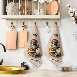 Details von hängenden Küchentüchern mit Vintage-Kaffee-Motiv und Aufhängeschlaufe
