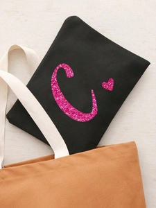 Detail der schwarzen Segeltuchtasche mit rosa Pailletten-Buchstaben C und Herzmotiv
