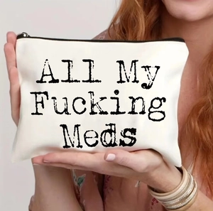 Weiße Canvas-Tasche mit Reißverschluss und schwarzem All My Fucking Meds Aufdruck