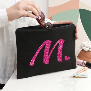 Schwarze Canvas Kosmetiktasche mit pinkem Pailletten Buchstaben M und Herzaufdruck
