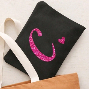 Kosmetiktasche aus Segeltuch mit rosa Glitzer-Buchstaben C auf weißem Holzhintergrund