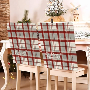 Detail de la housse de chaise de Noel a carreaux rouge et gris avec texte Believe et flocons