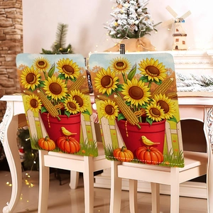 Detailaufnahme der herbstlichen Stuhlbezüge mit Sonnenblumen und Kürbismustern für Erntedank