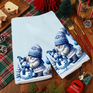 Blaue Weihnachts-Küchentücher mit Elfen-Motiv auf einem dekorativen Holztisch