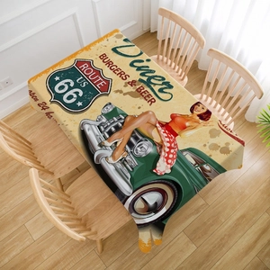 Détail de nappe rétro Route 66 américaine avec motif voiture vintage sur une table en bois