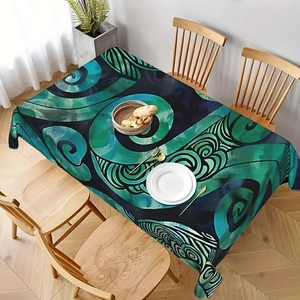 Détail de nappe créative avec motifs abstraits noir et vert sur une table en bois