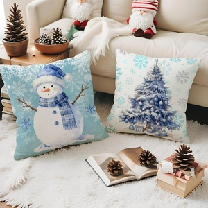 Housse de coussin de Noël bleue avec bonhomme de neige et sapin sur tapis blanc