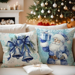 Housses de coussin de Noël bleues avec Père Noël et clochettes sur un canapé