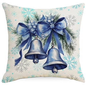 Détail de housse de coussin de Noël avec cloches bleues, ruban et flocons d'aquarelle