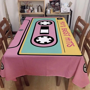 Détail de la nappe rétro rose avec motif cassette vintage et design imperméable des années 90