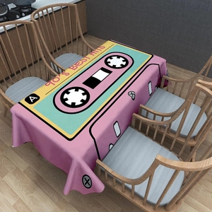 Détail de la nappe au design de cassette rétro avec des motifs vibrants des années 90