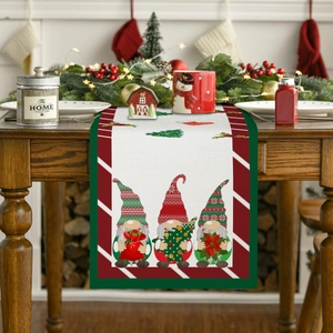 Detail van de kersttafelloper met Noordse kabouters en feestelijke elementen