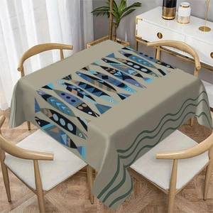 Détail d'une nappe rectangulaire kaki avec motifs géométriques de poissons bleus